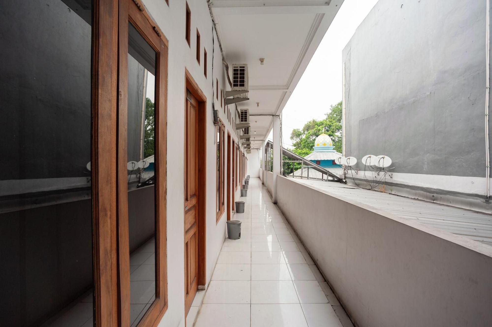 Reddoorz Syariah Near Jatisampurna Hospital Bekasi Exterior foto