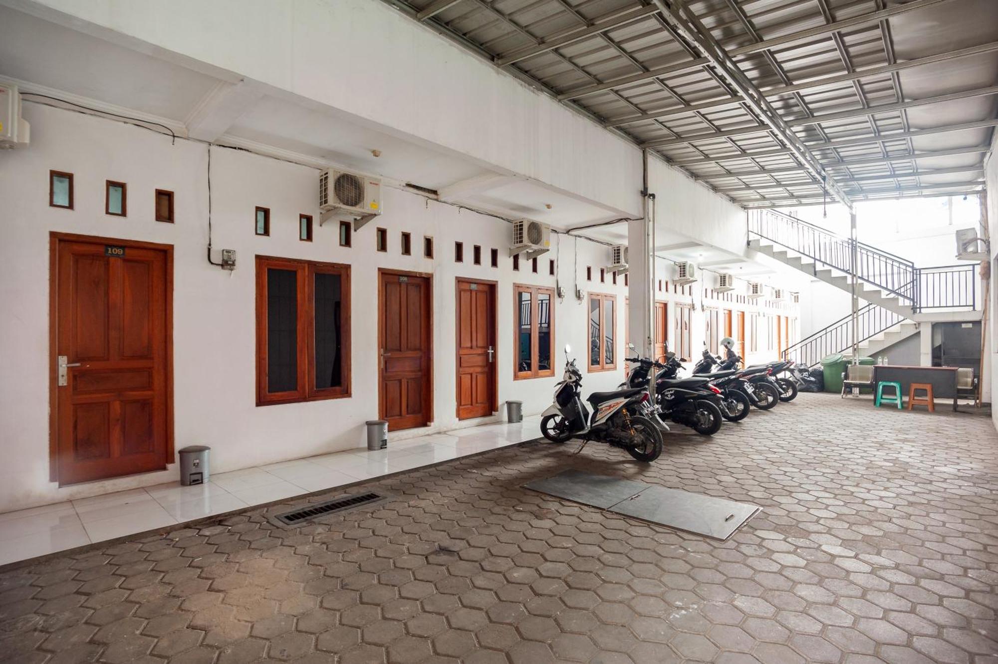 Reddoorz Syariah Near Jatisampurna Hospital Bekasi Exterior foto
